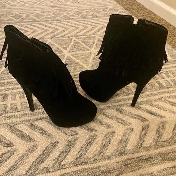 Suede tassel ankle booties! Size 8 - Picture 3 of 4